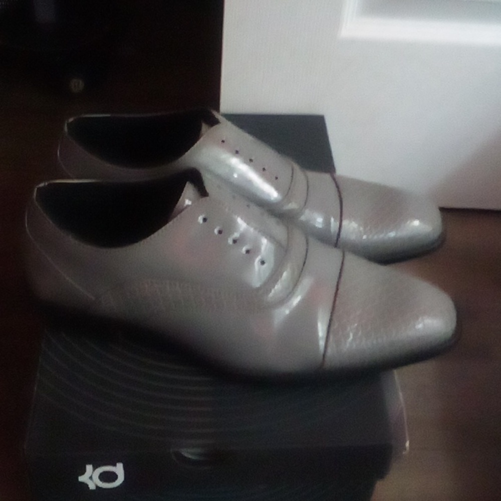 Shoes - Picture 3 of 8
